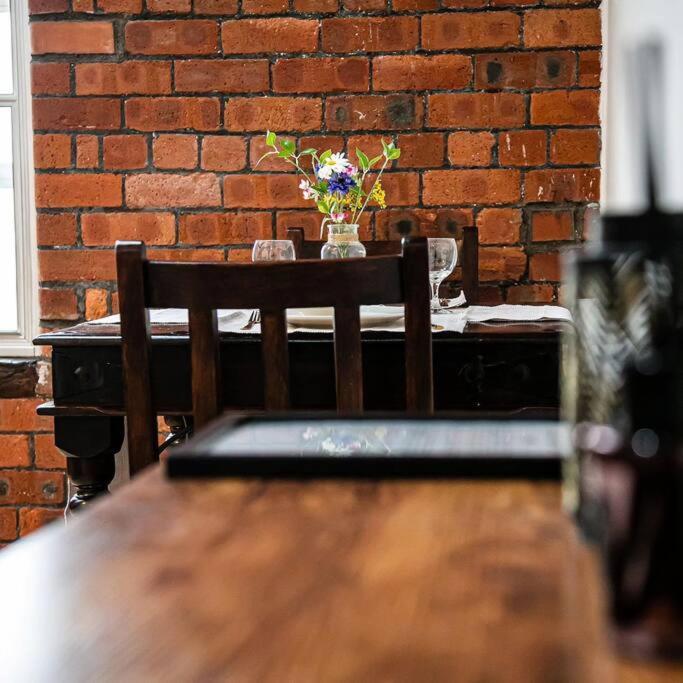 Beautiful 1-Bed Apartment In Grade Listed Warehouse - Victoria Quays, Sheffield City Centre, Free Parking, Pet Friendly, Netflix Eksteriør billede
